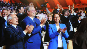 Lord Stern ja Al Gore juhlivat. Lord Stern ja Al Gore juhlivat Pariisin ilmastokokouksessa 2015.