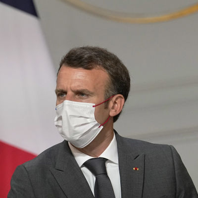 Emmanuel Macron med munskydd.