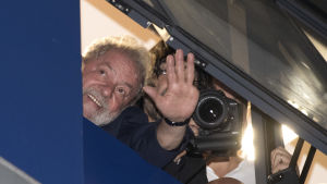 Lula vinkar till sina supportrar från metallförbundets högkvarter där han höll till då tidsfristen för att överlämna sig till polisen löpte ut.