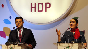 HDP har två partiledare, Selahattin Demirtas och Figen Yüksekdag HDP:s två ordförande, Selahattin Demirtas och Figen Yüksekdag