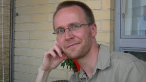 Forskare Jussi Lassila tycker inte att energisanktioner skulle vara effektiva. – Jag tycker inte att det är realistiskt. Hur Ryssland upplever hotet och vilka konsekvenserna kan vara är helt oförutsägbart, säger han. Jussi Lassila, forskardoktor vid Alexandersinstitutet vid HU.