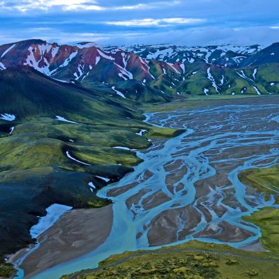 Dokumentti seuraa Islannin luontoa vuodenaikojen muovatessa maisemaa.