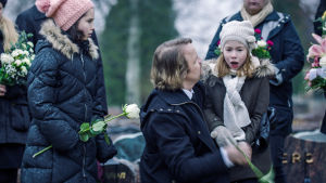Karpissa vietetään hautajaisia, vainaja on juuri laskettu arkussaan maan lepoon. Bergdahlin perhe ja muita läheisiä haudan äärellä kukkia käsissään.
