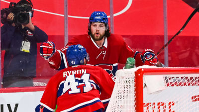Paul Byron och Josh Anderson firar segermålet.