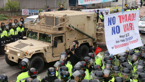 Utplaceringen av missilförsvarssystemet Thaad har utlöst omfattande protester i Sydkorea under vårens lopp Protester utbröt när Thaadmateriel flyttades till området för missilförsvarssystemet.