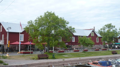 Röda magasinbyggnader i Hangö. I förgrunden syns en småbåtshamn.