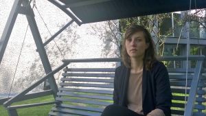 Susanne Kennedy på Theatertreffens innergård i Berlin. regissören Susanne Kennedy på festivalens gård.