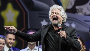 Femstjärnerörelsens förra ledare, komikern Beppe Grillo Den italienska politikern Beppe Grillo vid ett valmöte