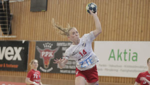 Kathlen Ax tillhörde HIFK:s starkaste spelare i den första finalen. HIFK:s Kathlen Ax under handbollsfinalerna 2018.