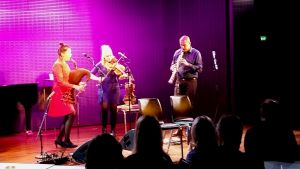 Torupilli Jussi Trio uppträdde i Helsingfors i november 2018. Den estniska folkgruppen Torupilli Jussi Trio på Musikhuset i Helsingfors i november 2018.