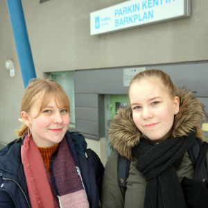 Eva Lohikoski och Mirjam Lillhannus. Eva Lohikoski och Mirjam Lillhannus, två flickor i vinterjackor framför ingången till Barkplan.