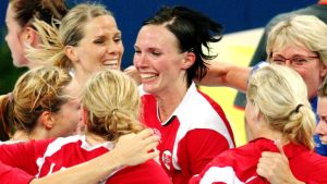 ”Om nån nu undrar om jag ångrar mitt nationalitetsbyte? Nej”, skriver Katja Nyberg. Katja Nyberg firar OS-guldet 2008.