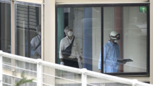 Poliser och räddningspersonal promenerar inne i den drabbade institutionens korridorer efter massmordet Poliser och räddningspersonal promenerar inne i den drabbade institutionens korridor efter massmordet .