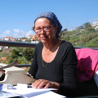 SusanneRingell sitter och skriver med fin utsikt