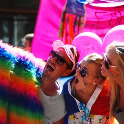 Jontti Granbacka, Michelle Wanström och Amanda Wallander plåtar en selfie i Åland Pride-paraden.