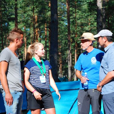 Jontti Granbacka, Audun Adsen och Héctor Melo träffar scout Bea-Lina Holmberg på scoutlägret Atlantis i Hangö.