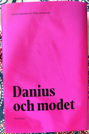 I boken "Danius och modet" undersöker författarna Philip Warkander och Marie Ledendal Danius förhållande till mode Pärmen på boken "Danius och modet".