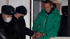Aleksej Navalnyj leds ut efter en snabb rättegång på en polisstation Oppositionspolitikern Aleksej Navalnyj förs ut från en polisstation i Moskva där han förhörts 18.1.2021
