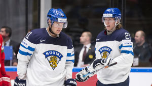 Aleksander Barkov och Patrik Laine i samspråk. Aleksander Barkov, Patrik Laine.