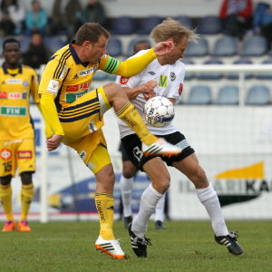 Tainio mötte FC Haka i Finlands cup under sin sista säsong som spelare för HJK. Teemu Tainio och Sakari Saarinen kämpar om bollen i Finlands Cup 2014.