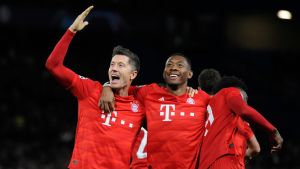 Bayern har redan fått fira en titel i vår. Blir det en till? Robert Lewandowski jublar och firar med lagkamrater.