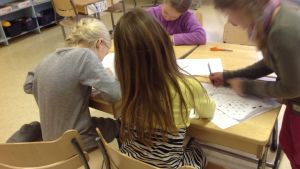 I höst blir det nya tag för eleverna från Söderkulla skola som tillfälligt flyttar in i Sipoonlahden koulu. Arkivbild. Elever i skola.