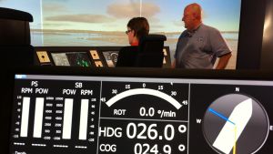Olle Mattsson och Tony Karlsson båtar genom skärgården. olle mattsson och tony karlsson använder en sjöfartssimulator