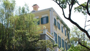 I stadsdelen The Peak finns det en hel del luxuösa villor. En del av dem är nästan hundra år gamla. Gull villa i Hongkong.