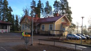 Metsäkylän koulun vanha puukoulu on idyllinen. Vasemmalla tiilikoulu. Metsäkylän koulun vanha puukoulu on idyllinen. Vasemmalla tiilikoulu.