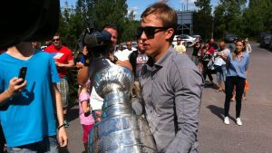 Teuvo Teräväinen med Stanley Cup-bucklan i Helsingfors. Teuvo Teräväinen med Stanley Cup-pokalen