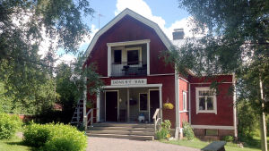 Förr drevs det lantbruk på gården, nu är det övernattning som gäller. Ingången till Dönsby bed and breakfast.