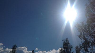 Sol på blå himmel