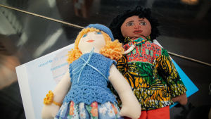 Unicefdockorna Mazi och Felicia. De två Unicefdockor som överräcktes till presidentparet av Yvonne Korenius, ordförande för den frivilliga UNICEF-gruppen i Raseborg.