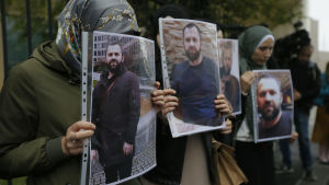 Zelimkhan Khangoshvili hedras av en liten demonstration i Georgiens huvudstad Tbilisi. Tjetjenen bodde i likhet med många före detta tjetjenska rebeller länge i Georgien och var en tid utbildare i Georgiska armén. Zelimkhan Khangoshvili hedras av en liten demonstration i Georgiens huvudstad Tbilisi.