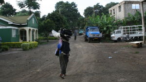 Det bor lite över 50 miljoner människor i Tanzania. Omkring en tredjedel lever i fattigdom. Kvinna på gatan i Arusha, Tanzania.