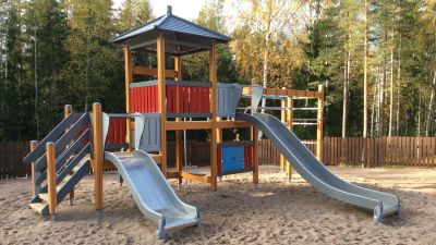 Klätterställning i lekparken i Isnäs