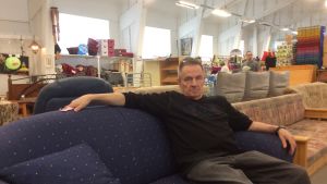 Suurkirppis har ett stort urval av möbler, berättar Pertti Lampinen. Pertti Lampinen.