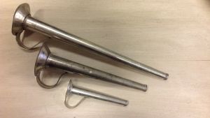 En bild som föreställer tre trattliknande rör i storleken 11, 20 och 30 cm långa. Materialet bleckplåt. Gissningstävling i Experttimmen
