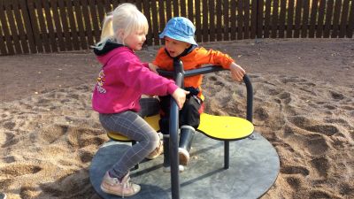 Barn åker karusell i lekparken i Isnäs