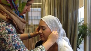 Hijab - inte en svart-vit fråga Sonila Naziri visar hur man knyter en hijab. Modellen är Anne-Lie Nyman.