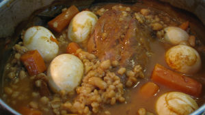 Cholent lagas till sabbaten. En gryta med den judiska rätten cholent.