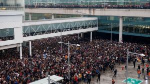 Tusentals demonstranter har tagit sig till flygplatsen. Tusentals människor har samlat på Barcelona internationella flygplats för att demonstrera den 14 oktober 2019. På bilden ser man folkhav i två nivåer.