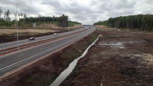 Det går snabbt att ta sig till Pyttis med E18. Den nya Forsby-Kotka motorvägen.