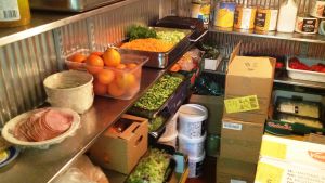Elevernas serveras nog både frukt och grönsaker salladsingredienser för skolmat