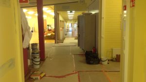 Merituuli sanerades för dyra pengar och är nu i gott skick. I konsultrapporten har Merituuli lyfts fram som en möjlig plats för ett skolcentrum. En skola som renoveras. Det är papp på golvet och målarburkar.