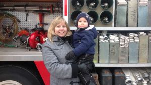 Jenny Lindholm och sonen Liam. Jenny och Liam Lindholm lockades av brandbilen.
