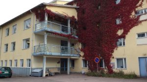 Asylsökande umgås med de äldre på Johannisberg i Borgå. Huset Poppel i Johannisberg