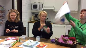 Metsäkylän koulun opettajat (vas) Heli Heikkilä, Kristiina Norri, Päivi Piipponen viettävät tehokkaan välitunnin Metsäkylän koulun opettajat (vas) Heli Heikkilä, Kristiina Norri, Päivi Piipponen viettävät tehokkaan välitunnin