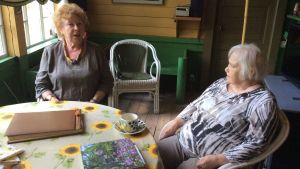 Leena Lindqvist ja Anna-Kaisa Kolehmainen Suvirannan verannalla 2018. Taidehistorioitsija, Eero Järnefeltin seuran puheenjohtaja Leena Lindqvist (vas) ja Lauraj´Järnefeltin pojan, Juhani Kolehmaisen puoliso, Anna-Kaisa Kolehmainen miettivät Järnefeltien sukutarinaa Suvirannan verannalla 2018.