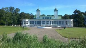 Casino så som det ser ut nu. En vit byggnad med grönt tak i Hangö som är Casino.